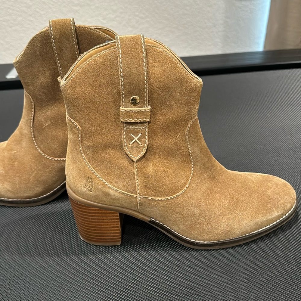 Hushpuppies size 7.5 tan suede boots. Approximately 2.5 inch heel.Gold zipper.